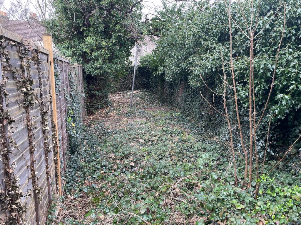 Lot: 100 - MID-TERRACE HOUSE FOR IMPROVEMENT - garden